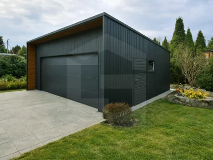 Garaż blaszany z bramą segmentową 7 x 6 spad dachu na tył