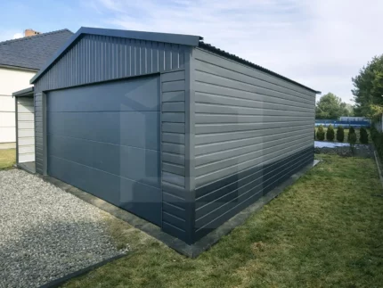 Garaż blaszany z bramą segmentową 6 x 5 z wiatą 2 x 5, antracyt
