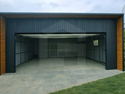 Garaż blaszany z bramą segmentową 7 x 6 spad dachu na tył